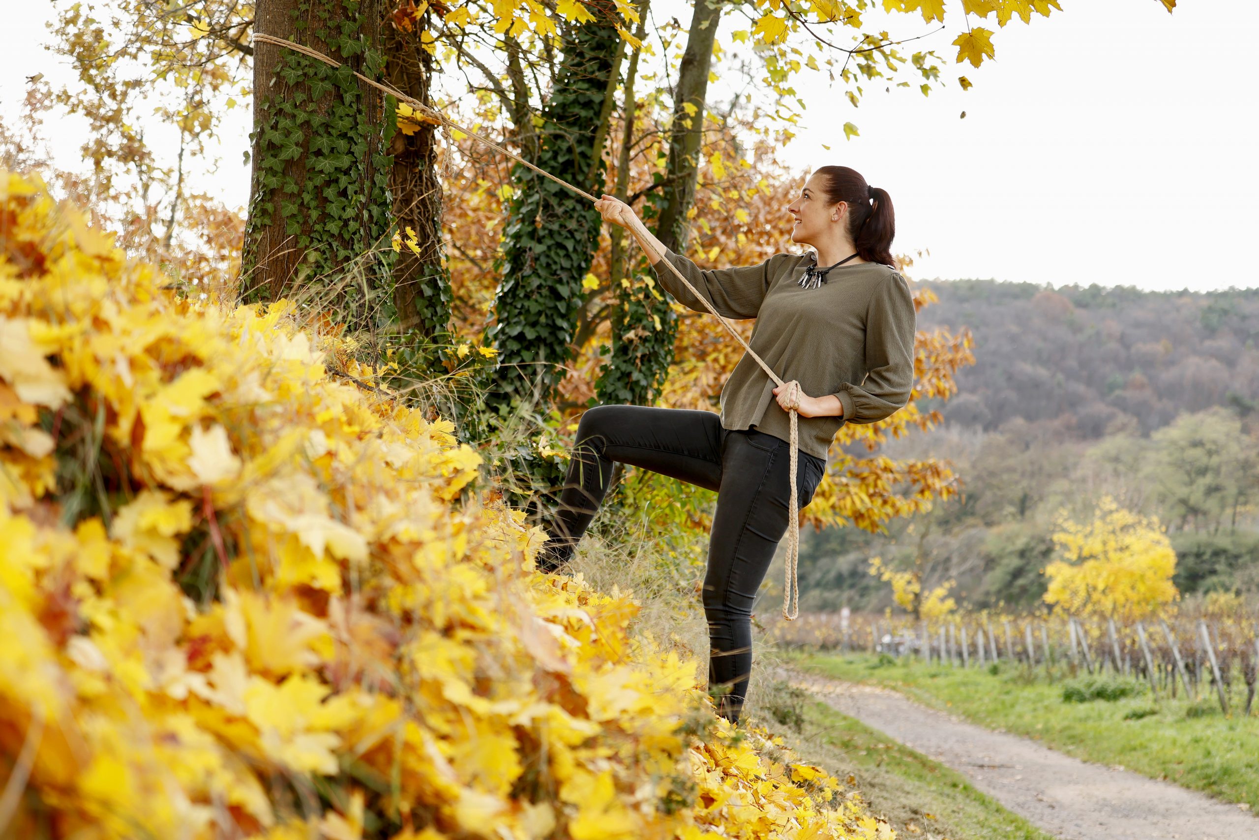 Sabrina Brunk im herbstlichen Weinberg